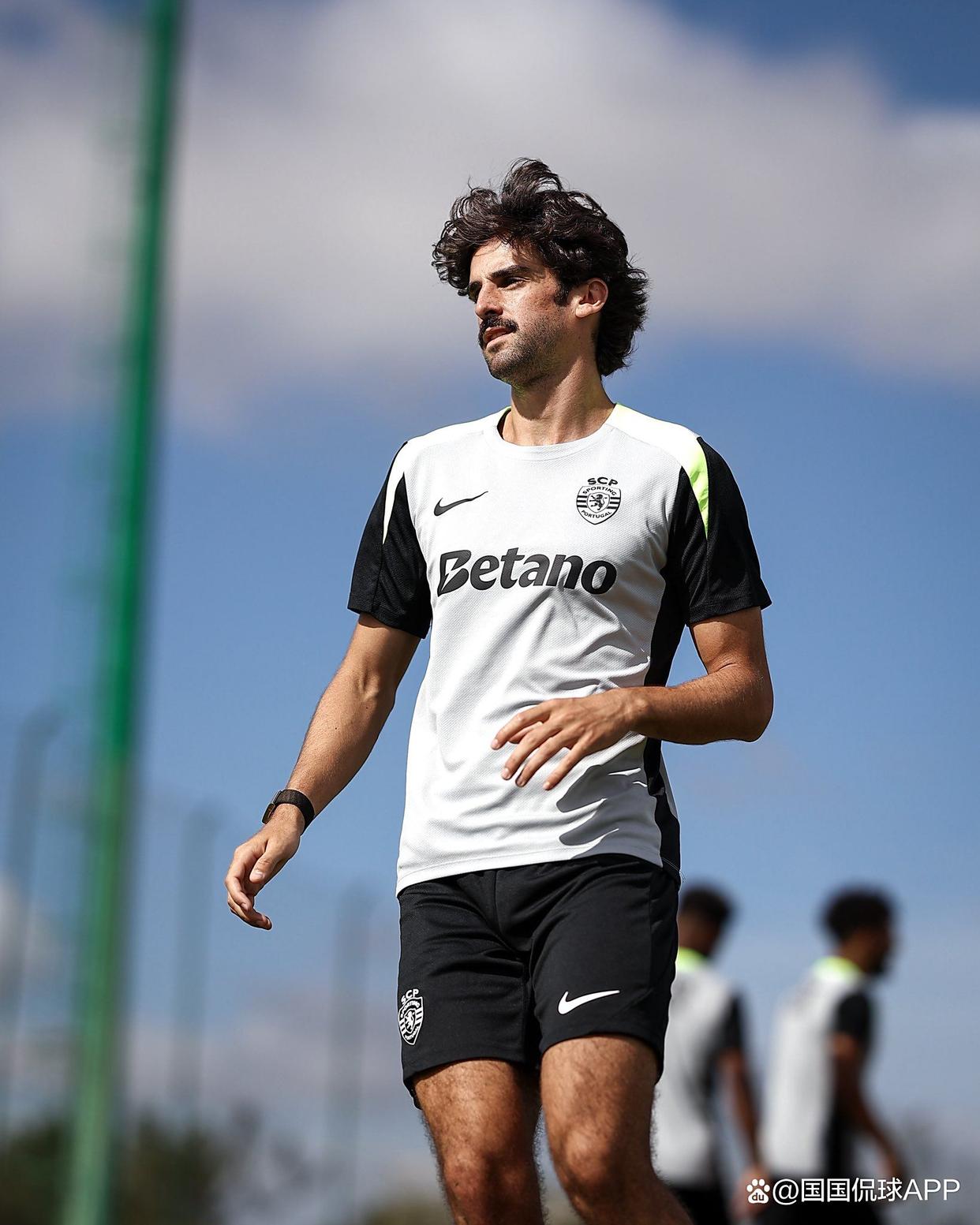 开云官网-葡超赛程吃紧;马德里竞技冲刺阶段豪取连胜;目标明确;球队文化再被提及的简单介绍